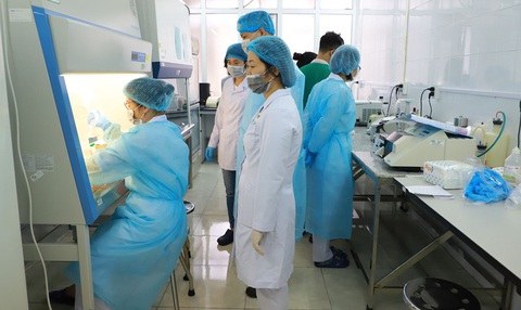 Loạn giá mua máy xét nghiệm COVID-19: Thiếu vai trò giám sát của ngành y tế? - Ảnh 1. Loạn giá mua máy xét nghiệm COVID-19: Thiếu vai trò giám sát của ngành y tế? - Ảnh 1.