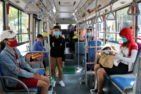 Xe buýt trở lại, vắng vẫn vui! - Ảnh 1. Xe buýt trở lại, vắng vẫn vui! - Ảnh 1.