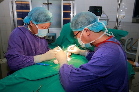 Nam thanh niên bị nhiễm trùng nặng do cấy bi vào dương vật - Ảnh 1. Nam thanh niên bị nhiễm trùng nặng do cấy bi vào dương vật - Ảnh 1.