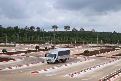 Lùi thời gian áp dụng bộ câu hỏi mới thi sát hạch lái xe đến 1/8/2020 - Ảnh 1. Lùi thời gian áp dụng bộ câu hỏi mới thi sát hạch lái xe đến 1/8/2020 - Ảnh 1.