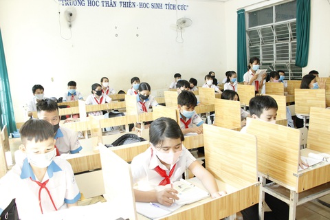 Giáo viên mua ván ép về ngăn vách phòng học chống dịch cho học sinh - Ảnh 1. Giáo viên mua ván ép về ngăn vách phòng học chống dịch cho học sinh - Ảnh 1.