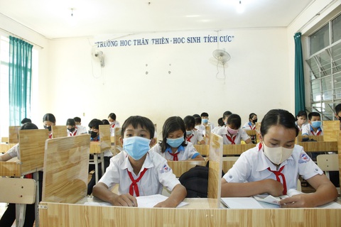 Giáo viên mua ván ép về ngăn vách phòng học chống dịch cho học sinh - Ảnh 2. Giáo viên mua ván ép về ngăn vách phòng học chống dịch cho học sinh - Ảnh 2.