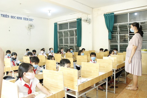 Giáo viên mua ván ép về ngăn vách phòng học chống dịch cho học sinh - Ảnh 3. Giáo viên mua ván ép về ngăn vách phòng học chống dịch cho học sinh - Ảnh 3.
