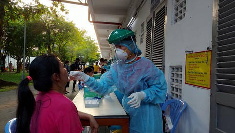 TP.HCM có 10 ca dương tính trở lại sau xuất viện, mới nhất là cậu bé 10 tuổi - Ảnh 1. TP.HCM có 10 ca dương tính trở lại sau xuất viện, mới nhất là cậu bé 10 tuổi - Ảnh 1.
