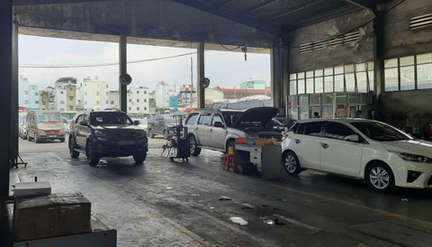 Đổ xô xếp hàng kiểm định ôtô tại TP.HCM - Ảnh 2. Đổ xô xếp hàng kiểm định ôtô tại TP.HCM - Ảnh 2.