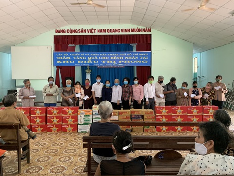 Lãnh đạo TP.HCM thăm bác sĩ, nhân viên y tế, bệnh nhân có hoàn cảnh khó khăn tại Bình Dương - Ảnh 1. Lãnh đạo TP.HCM thăm bác sĩ, nhân viên y tế, bệnh nhân có hoàn cảnh khó khăn tại Bình Dương - Ảnh 1.