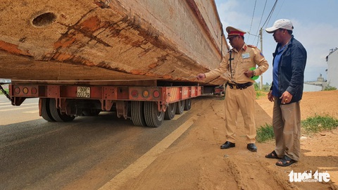 Xe tải chở tàu gây kẹt xe đã đi khoảng 90km trước khi bị tạm giữ - Ảnh 2. Xe tải chở tàu gây kẹt xe đã đi khoảng 90km trước khi bị tạm giữ - Ảnh 2.