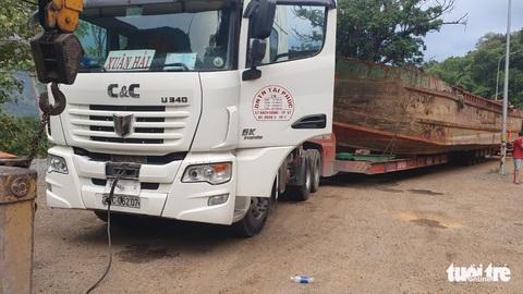 Xe tải chở tàu gây kẹt xe đã đi khoảng 90km trước khi bị tạm giữ - Ảnh 1. Xe tải chở tàu gây kẹt xe đã đi khoảng 90km trước khi bị tạm giữ - Ảnh 1.