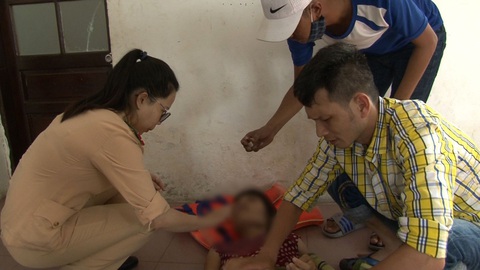 Cảnh sát giao thông nhảy xuống sông cứu một phụ nữ nhảy cầu Trường Tiền - Ảnh 1. Cảnh sát giao thông nhảy xuống sông cứu một phụ nữ nhảy cầu Trường Tiền - Ảnh 1.