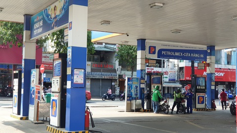 Ông lớn ngành xăng dầu Petrolimex lỗ hơn 1.800 tỉ đồng - Ảnh 1. Ông lớn ngành xăng dầu Petrolimex lỗ hơn 1.800 tỉ đồng - Ảnh 1.
