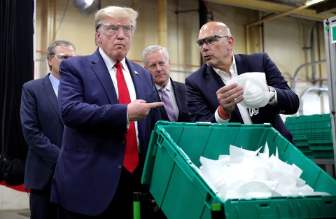 Ông Trump không đeo khẩu trang khi thăm nhà máy dù có lưu ý xin đeo khẩu trang - Ảnh 1. Ông Trump không đeo khẩu trang khi thăm nhà máy dù có lưu ý xin đeo khẩu trang - Ảnh 1.
