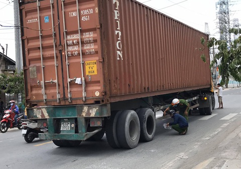 Container cán chết người, tài xế không xuất trình được bằng lái - Ảnh 1. Container cán chết người, tài xế không xuất trình được bằng lái - Ảnh 1.