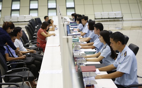 TP.HCM đề xuất thêm nhiều nhóm công chức, viên chức hưởng thu nhập tăng thêm - Ảnh 1. Công chức, viên chức tại TP.HCM làm việc tốt hơn khi có thu nhập tăng thêm - Ảnh: Q.Đ.
