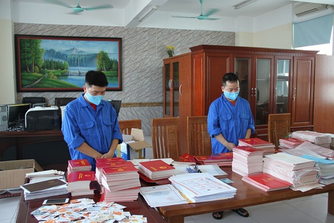 Bắt giam hiệu phó làm giả bằng tốt nghiệp cho học sinh trường mình - Ảnh 1. Bắt giam hiệu phó làm giả bằng tốt nghiệp cho học sinh trường mình - Ảnh 1.