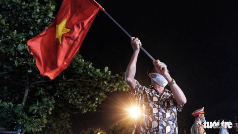 Hạ Lôi giây phút gỡ lệnh cách ly: Người dân chở hoa lên chợ bán - Ảnh 7. Hạ Lôi giây phút gỡ lệnh cách ly: Người dân chở hoa lên chợ bán - Ảnh 7.