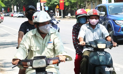 Nghệ An nắng nóng hơn 40ºC, dân đổ ra suối ‘giải nhiệt’ - Ảnh 3. Nghệ An nắng nóng hơn 40ºC, dân đổ ra suối ‘giải nhiệt’ - Ảnh 3.