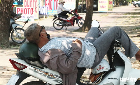Nghệ An nắng nóng hơn 40ºC, dân đổ ra suối ‘giải nhiệt’ - Ảnh 4. Nghệ An nắng nóng hơn 40ºC, dân đổ ra suối ‘giải nhiệt’ - Ảnh 4.