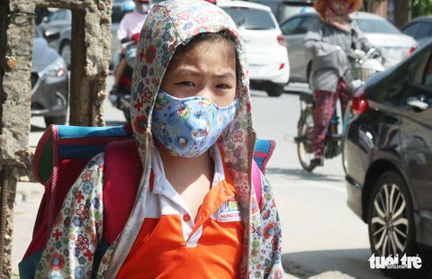 Nghệ An nắng nóng hơn 40ºC, dân đổ ra suối ‘giải nhiệt’ - Ảnh 1. Nghệ An nắng nóng hơn 40ºC, dân đổ ra suối ‘giải nhiệt’ - Ảnh 1.