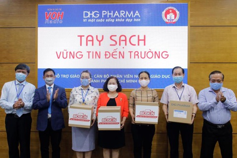 Giáo viên tiểu học được DHG Pharma tài trợ gel rửa tay phòng dịch - Ảnh 2. Giáo viên tiểu học được DHG Pharma tài trợ gel rửa tay phòng dịch - Ảnh 2.