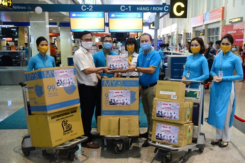 Tuổi Trẻ trao hàng ngàn vật phẩm, thiết bị y tế cho tuyến đầu chống dịch ở sân bay - Ảnh 1. Tuổi Trẻ trao hàng ngàn vật phẩm, thiết bị y tế cho tuyến đầu chống dịch ở sân bay - Ảnh 1.