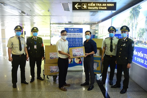 Tuổi Trẻ trao hàng ngàn vật phẩm, thiết bị y tế cho tuyến đầu chống dịch ở sân bay - Ảnh 2. Tuổi Trẻ trao hàng ngàn vật phẩm, thiết bị y tế cho tuyến đầu chống dịch ở sân bay - Ảnh 2.