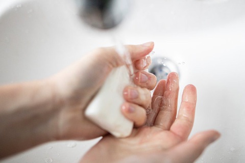 Xà phòng, hàng hot thời corona, ra đời thế nào? - Ảnh 1. Xà phòng, hàng hot thời corona, ra đời thế nào? - Ảnh 1.