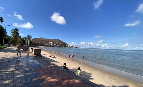 Vừa mở bãi tắm Vũng Tàu, người dân ào ra biển, du khách tranh thủ đặt phòng - Ảnh 1. Vừa mở bãi tắm Vũng Tàu, người dân ào ra biển, du khách tranh thủ đặt phòng - Ảnh 1.