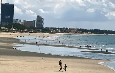 Vừa mở bãi tắm Vũng Tàu, người dân ào ra biển, du khách tranh thủ đặt phòng - Ảnh 2. Vừa mở bãi tắm Vũng Tàu, người dân ào ra biển, du khách tranh thủ đặt phòng - Ảnh 2.