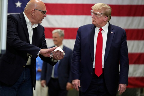 Ông Trump giải thích việc không đeo khẩu trang khi thăm nhà máy - Ảnh 1. Ông Trump giải thích việc không đeo khẩu trang khi thăm nhà máy - Ảnh 1.