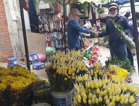Thị trường đồ cúng lễ Phật đản trầm lắng thời dịch COVID-19 - Ảnh 1. Thị trường đồ cúng lễ Phật đản trầm lắng thời dịch COVID-19 - Ảnh 1.
