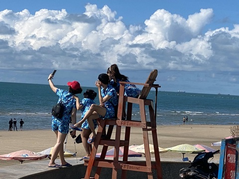 Vừa mở bãi tắm Vũng Tàu, người dân ào ra biển, du khách tranh thủ đặt phòng - Ảnh 3. Vừa mở bãi tắm Vũng Tàu, người dân ào ra biển, du khách tranh thủ đặt phòng - Ảnh 3.