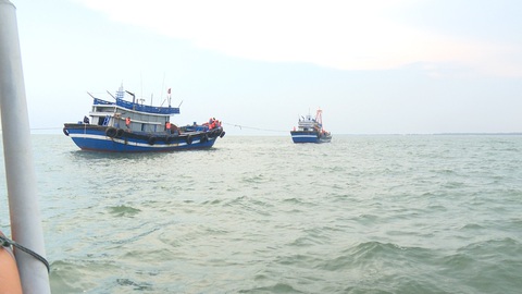 Nhóm người trên hai tàu giã cào tận diệt hải sản tấn công lại lực lượng chức năng - Ảnh 1. Nhóm người trên hai tàu giã cào tận diệt hải sản tấn công lại lực lượng chức năng - Ảnh 1.