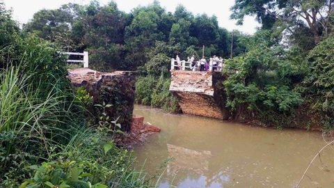 Cầu độc đạo sập trong đêm, hàng ngàn người dân gặp khó khăn - Ảnh 1. Cầu độc đạo sập trong đêm, hàng ngàn người dân gặp khó khăn - Ảnh 1.