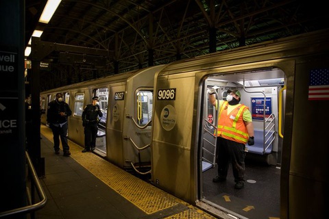 Khoảnh khắc chưa từng có trong lịch sử 115 năm của tàu điện ngầm New York - Ảnh 6. Khoảnh khắc chưa từng có trong lịch sử 115 năm của tàu điện ngầm New York - Ảnh 6.