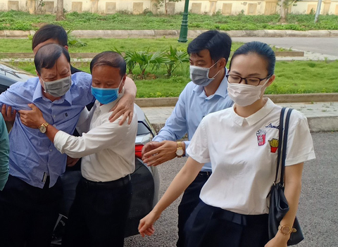 Cựu trưởng Công an TP Thanh Hóa được dìu tới hầu tòa về tội nhận hối lộ - Ảnh 1. Cựu trưởng Công an TP Thanh Hóa được dìu tới hầu tòa về tội nhận hối lộ - Ảnh 1.