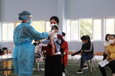 Cán bộ quân y thuộc Bộ CHQS tỉnh Quảng Ninh đo thân nhiệt, lấy khai báo y tế các công dân trở về từ Hàn Quốc qua sân bay Vân Đồn trong ngày 8-5 - Ảnh: VĂN ĐẢM Cán bộ quân y thuộc Bộ CHQS tỉnh Quảng Ninh đo thân nhiệt, lấy khai báo y tế các công dân trở về từ Hàn Quốc qua sân bay Vân Đồn trong ngày 8-5 - Ảnh: VĂN ĐẢM