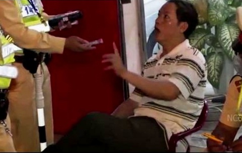 Cán bộ thuế say rượu lái xe máy còn thách thức công an - Ảnh 1. Cán bộ thuế say rượu lái xe máy còn thách thức công an - Ảnh 1.