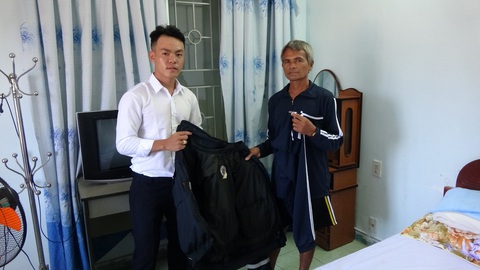Ngư dân Philippines ăn rong biển trôi dạt 17 ngày đêm được ngư dân Việt Nam cứu - Ảnh 3. Ngư dân Philippines ăn rong biển trôi dạt 17 ngày đêm được ngư dân Việt Nam cứu - Ảnh 3.