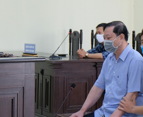Cựu trưởng Công an TP Thanh Hóa được dìu tới hầu tòa về tội nhận hối lộ - Ảnh 2. Cựu trưởng Công an TP Thanh Hóa được dìu tới hầu tòa về tội nhận hối lộ - Ảnh 2.