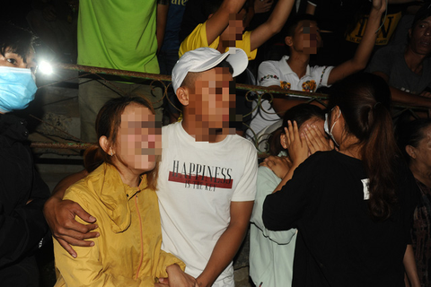 Tang thương bên sông Thu Bồn: Mới chỉ tìm được 2 thi thể, 3 người còn mất tích - Ảnh 4. Tang thương bên sông Thu Bồn: Mới chỉ tìm được 2 thi thể, 3 người còn mất tích - Ảnh 4.