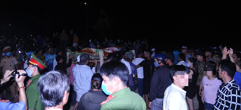 Tang thương bên sông Thu Bồn: Mới chỉ tìm được 2 thi thể, 3 người còn mất tích - Ảnh 1. Tang thương bên sông Thu Bồn: Mới chỉ tìm được 2 thi thể, 3 người còn mất tích - Ảnh 1.