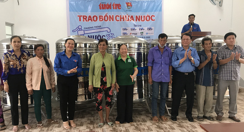 Trao 200 bồn chứa nước inox cho người dân bị ảnh hưởng hạn mặn ở Sóc Trăng - Ảnh 3. Trao 200 bồn chứa nước inox cho người dân bị ảnh hưởng hạn mặn ở Sóc Trăng - Ảnh 3.