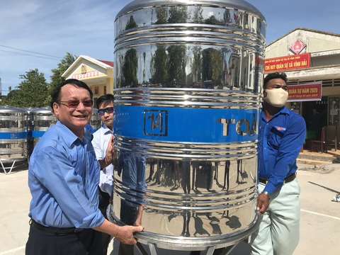 Trao 200 bồn chứa nước inox cho người dân bị ảnh hưởng hạn mặn ở Sóc Trăng - Ảnh 4. Trao 200 bồn chứa nước inox cho người dân bị ảnh hưởng hạn mặn ở Sóc Trăng - Ảnh 4.