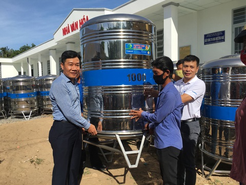 Trao 200 bồn chứa nước inox cho người dân ảnh hưởng hạn mặn ở Sóc Trăng - Ảnh 5. Trao 200 bồn chứa nước inox cho người dân ảnh hưởng hạn mặn ở Sóc Trăng - Ảnh 5.