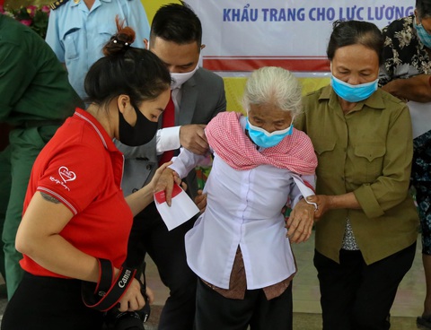 Báo Tuổi Trẻ hỗ trợ người dân và lực lượng biên phòng tại Tây Ninh chống COVID-19 - Ảnh 5. Báo Tuổi Trẻ hỗ trợ người dân và lực lượng biên phòng tại Tây Ninh chống COVID-19 - Ảnh 5.
