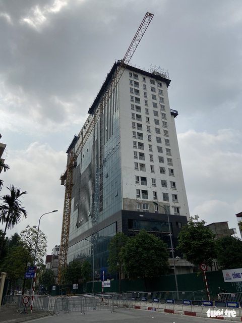 ‘Cắt ngọn’ tầng 18 tòa nhà 8B Lê Trực - Ảnh 2. ‘Cắt ngọn’ tầng 18 tòa nhà 8B Lê Trực - Ảnh 2.