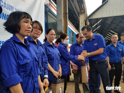 Sẻ chia với thanh niên công nhân đường sắt khó khăn vì dịch COVID-19 - Ảnh 1. Sẻ chia với thanh niên công nhân đường sắt khó khăn vì dịch COVID-19 - Ảnh 1.