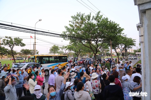 Nghe tòa tuyên án, hàng chục người vây trước cổng vỗ tay, reo hò - Ảnh 1. Nghe tòa tuyên án, hàng chục người vây trước cổng vỗ tay, reo hò - Ảnh 1.