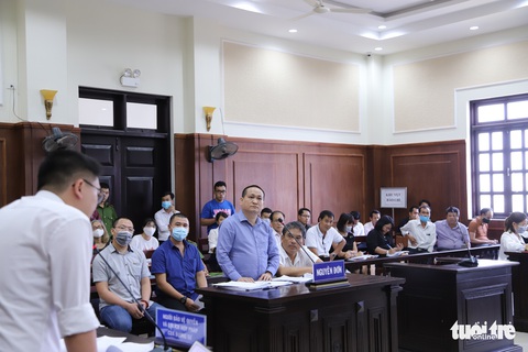 Nghe tòa tuyên án, hàng chục người vây trước cổng vỗ tay, reo hò - Ảnh 2. Nghe tòa tuyên án, hàng chục người vây trước cổng vỗ tay, reo hò - Ảnh 2.