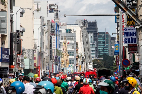 Cháy quán cơm ở quận 1, nghi do rò rỉ khí gas - Ảnh 6. Cháy quán cơm ở quận 1, nghi do rò rỉ khí gas - Ảnh 6.